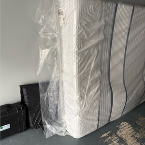 Serta iSeries® Hybrid
3000 13.5" Medium
Mattress